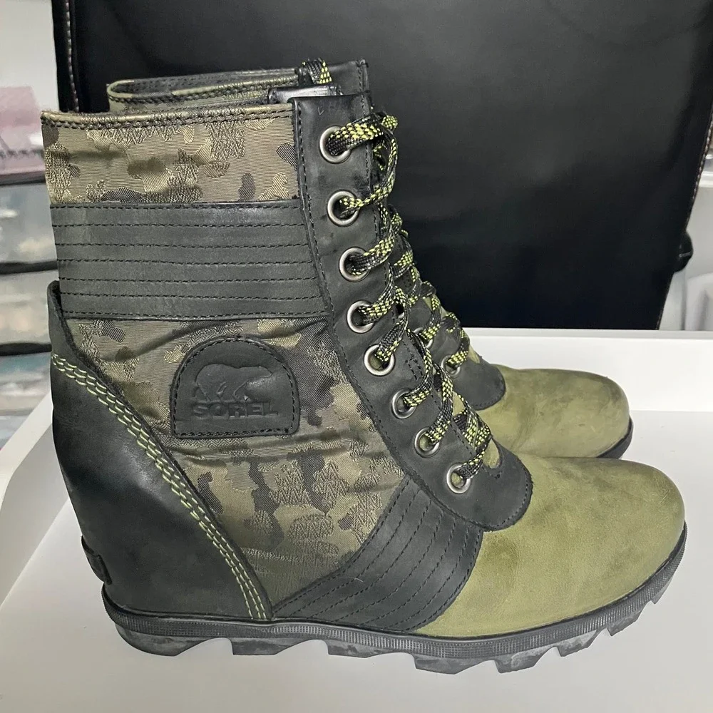 Sorel Lexie Wedge Camo Olive Green Waterproof Boots NL3043-371 Womens 10